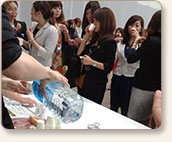 新商品を展示したPMSサプリメ試食コーナー